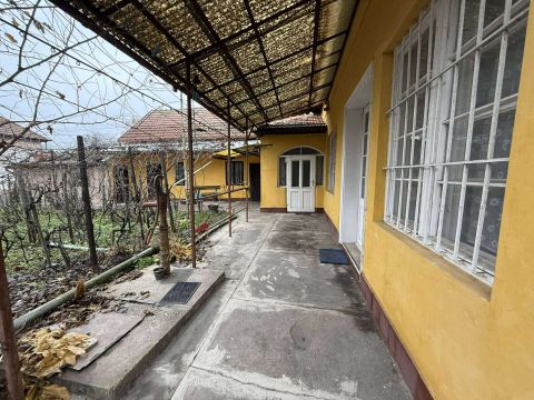 Eladó Ház 2750 Nagykőrös Nagykőrös belváros közeli utcájában eladó egy 141 m2-es családi ház!
