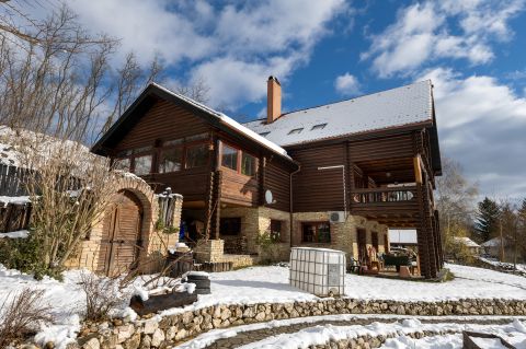 Eladó Ház 2610 Nőtincs , Dombok között, patak és erdő közelében