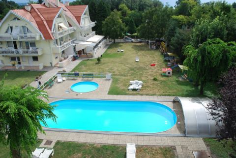 Eladó Lakás 8360 Keszthely , BALATON - PART 500 m-re, zárt udvarban, medencével, garázzsal
