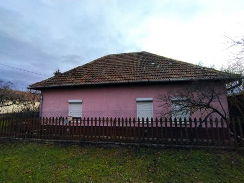 Eladó Ház 2194 Tura , Szent István út közelében!