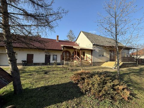 Eladó Ház 6044 Kecskemét , Folyamatosan karbantartott SZIGETELT családi ház, nagy melléképülettel!
