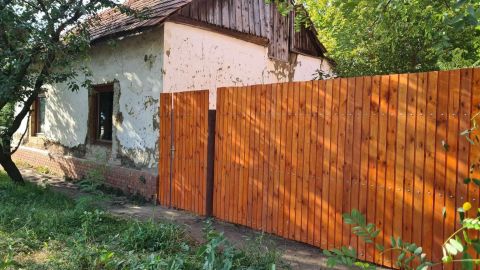 Eladó Ház 5900 Orosháza , Orosházán a Szentesi úton Gyopárosfürdö mellett eladó egy 1423 m2 telek egy kis házzal. 