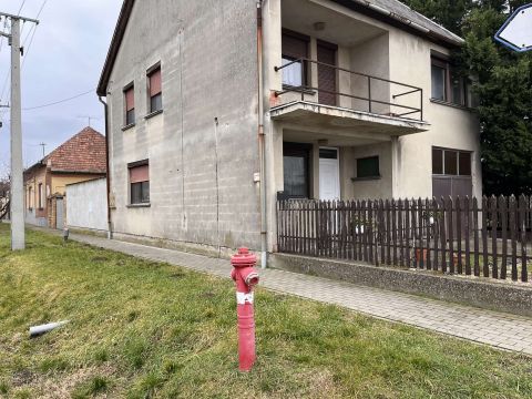 Eladó Ház 6326 Harta , Eladó Hartán a Petőfi S. utcában egy 180 nm családiház!!