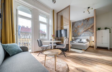 Eladó Lakás 1067 Budapest 6. kerület , Oktogonnál ERKÉLYES stúdió- luxus kivitelben 