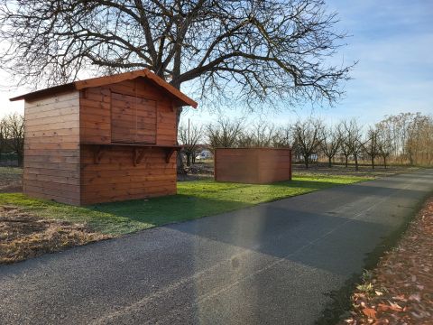 Kiadó Üzlethelyiség 6795 Bordány , Bordány határában árusító stand kiadó