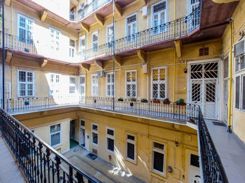 Eladó Lakás 1073 Budapest 7. kerület LISZT FERENC tértől egy sarokra, nappali + 2 háló!