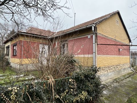 Eladó Ház 8103 Várpalota Csendes helyen lévő családi ház