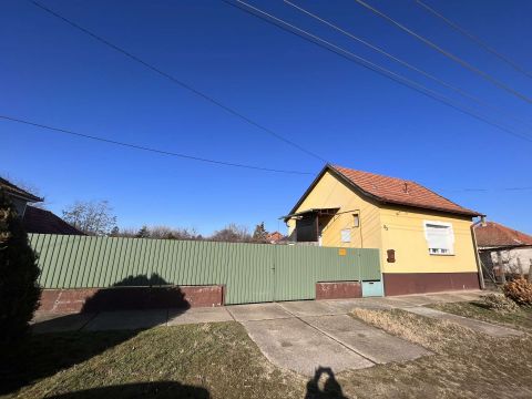 Eladó Ház 6237 Kecel Eladó Kecelen, a Petőfi Sándor utcában, egy 60 nm-es családi