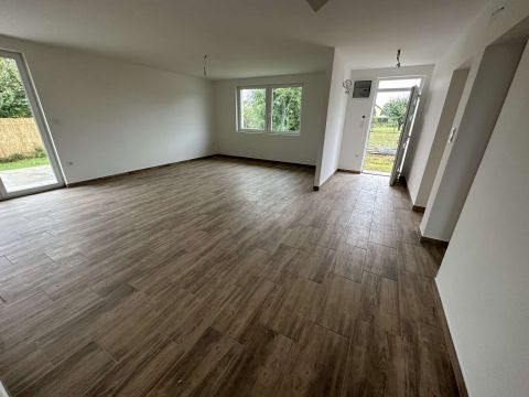 Eladó Ház 2366 Kakucs , Csendes utcában