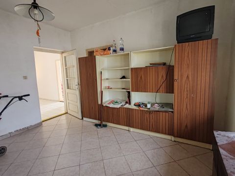 Eladó Ház 8656 Nagyberény , központi elhelyezkedéssel családi ház eladó.