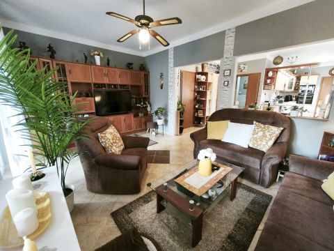 Eladó Ház 1182 Budapest 18. kerület XVIII. Szent Imre kertvárosában,135 m2-es,ikerház fél eladó!