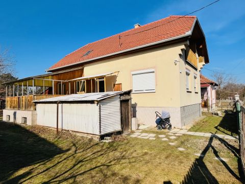 Eladó Ház 2251 Tápiószecső , Azonnal birtokba vehető, szigetelt, 4 szobás családi ház!