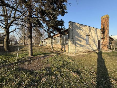Eladó Tároló/Raktár 6033 Városföld , Munkásszálló-parkoló-raktár, 400 m2-es épület,TÖBB LEHETŐSÉG