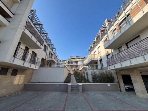 Eladó Lakás 1038 Budapest 3. kerület Budapest 3. kerületében, kertkapcsolatos, újszerű lakás, garázs - beálló -tároló elérhető
