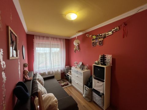 Eladó Ház 8105 Pétfürdő központi helyen, két szintes családi ház, garázzsal