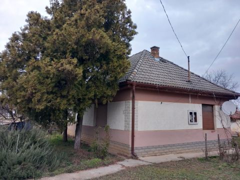 Eladó Ház 8676 Karád , Karád központ közeli csendes utcájában