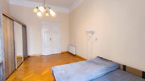 Eladó Lakás 1062 Budapest 6. kerület Andrássyra néző ablak, nagy belmagasság, kis lakóközösség