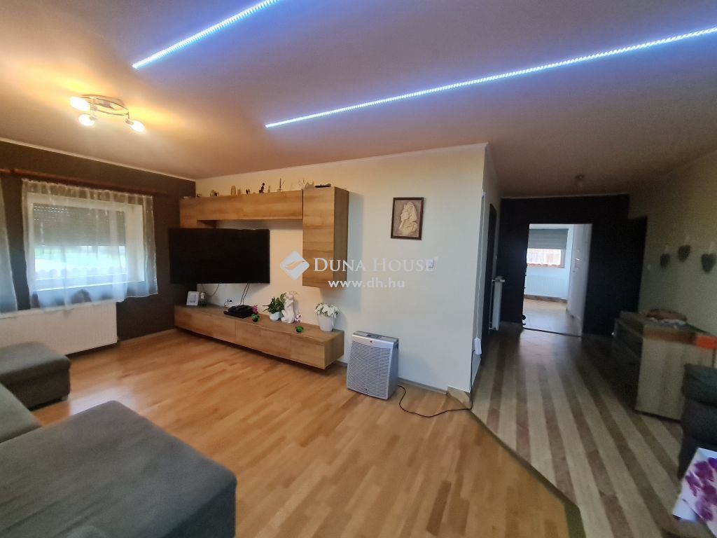 8651 Balatonszabadi , újszerű, egyszintes, modern, tökéletes elosztású családi ház — 1/17