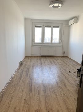 Eladó Lakás 1032 Budapest 3. kerület , Faluházban, 2 szobás , felújított lakás