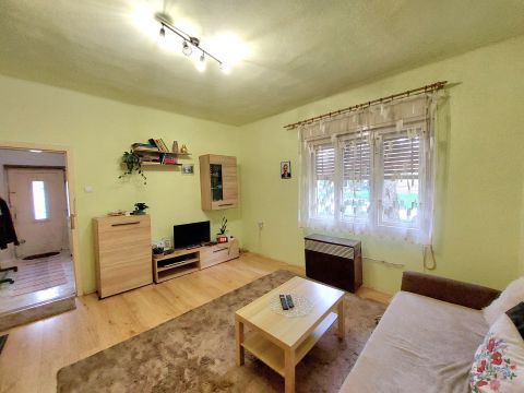 Eladó Ház 8124 Káloz , 55 m2-es, 1,5 szobás, TÉGLA családi ház a központban