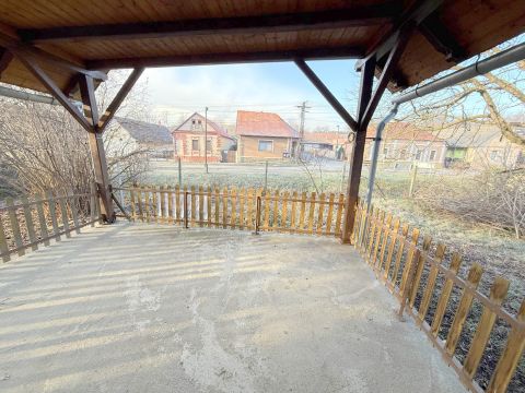 Eladó Ház 7353 Izmény , Hivatal közelében, ikerházfél központi fűtéssel, terasszal