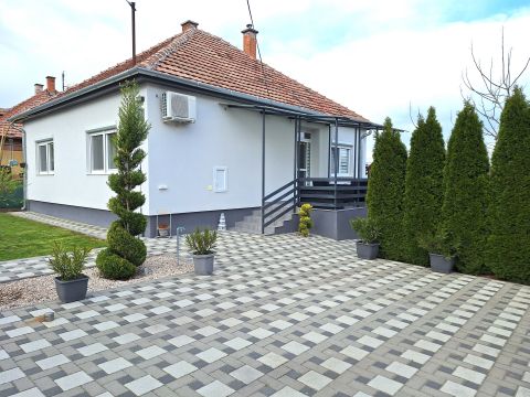 Eladó Ház 6000 Kecskemét , FIATALOSAN FELÚJÍTOTT INGATLAN GYERMEKES CSALÁDOKNAK