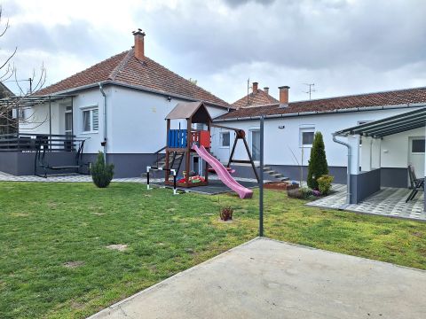 Eladó Ház 6000 Kecskemét FIATALOSAN FELÚJÍTOTT INGATLAN GYERMEKES CSALÁDOKNAK