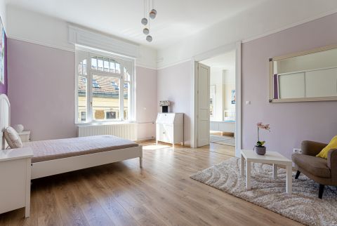 Kiadó Lakás 1056 Budapest 5. kerület , Belvárosi duplakomfortos, 2 hálószobás, bútorozott lakás
