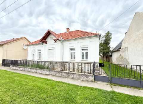 Eladó Ház 7971 Hobol Felújított,két generációs ház,garázzsal,melléképülettel