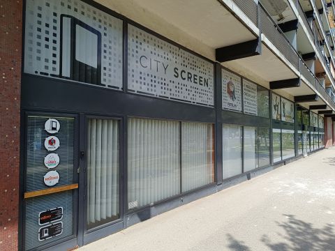 Kiadó Üzlethelyiség 6000 Kecskemét , Szalagházban kiadó br. 160 nm-es üzlethelyiség, nagy vitrin