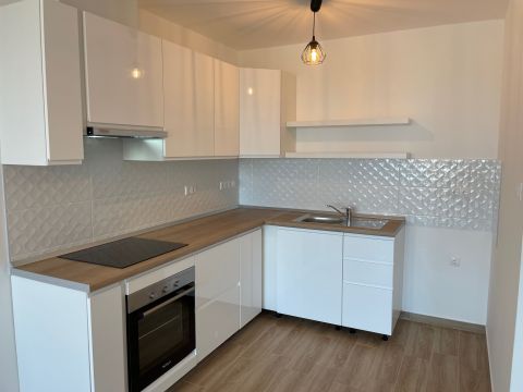 Kiadó Lakás 2760 Nagykáta  Központban újépítésű lakás, második emeleten kis rezsivel!