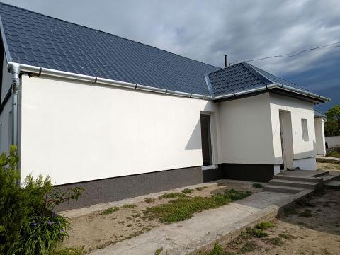Eladó Ház 2711 Tápiószentmárton , Tápiószentmárton buszforduló közelében 3 szobás 75 nm-es ház