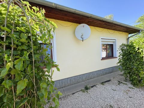 Eladó Ház 5920 Csorvás , Közelben pékség, bolt, piac, posta, patika és étterem.