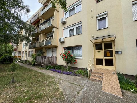 Eladó Lakás 6000 Kecskemét , Tágas, felújított, cirkó fűtésű, szigetelt,erkélyes 2.emelet