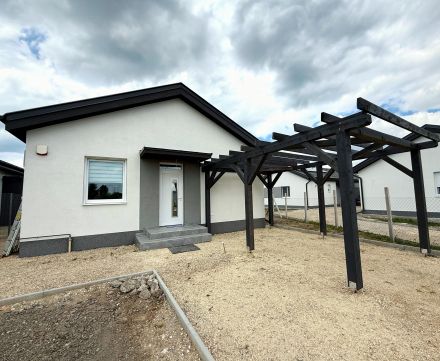 Eladó Ház 8000 Székesfehérvár , Újépítésű családi házas övezet