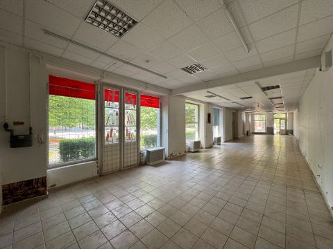 Kiadó Üzlethelyiség 2750 Nagykőrös Nagykőrös abszolút központjában nagy üzlethelyiség KIADÓ!