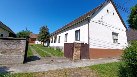Eladó Ház 7783 Majs , A falu központjában