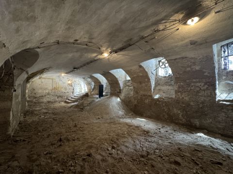 Eladó Tároló/Raktár 1074 Budapest 7. kerület Munkás utcában rendezett házban utcai bejárattal
