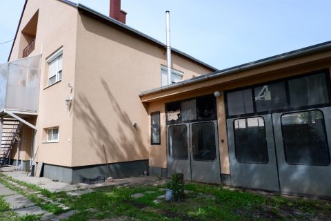 Eladó Ház 8000 Székesfehérvár 2 generáció külön bejárattal, de egyben is használható