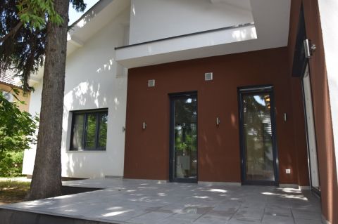 Eladó Ház 2440 Százhalombatta , csendes utcában minőségi újépítésű ház számos extrával