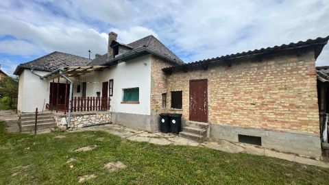 Eladó Ház 9088 Bakonypéterd , 9088 Bakonypéterd, Fal eleje