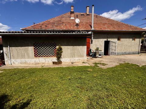Eladó Ház 2252 Tóalmás , saroktelki ingatlan, üzlethelyiségnek is kíváló