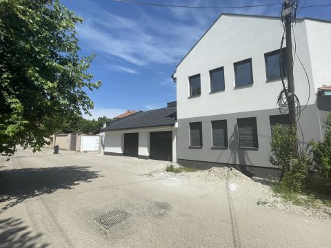 Kiadó Lakás 6000 Kecskemét , KIADÓ 2025-ben épült belvárosi 1.emeleti teraszos lakás