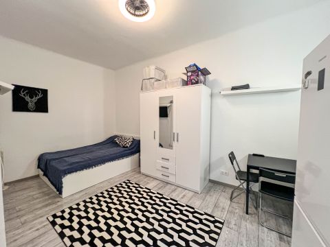 Eladó Lakás 1089 Budapest 8. kerület , Ludovikánál felújított garzonlakás praktikus konyhával