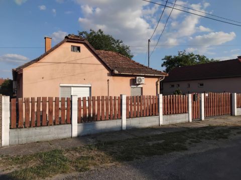 Eladó Ház 6070 Izsák , Mátyási József utca