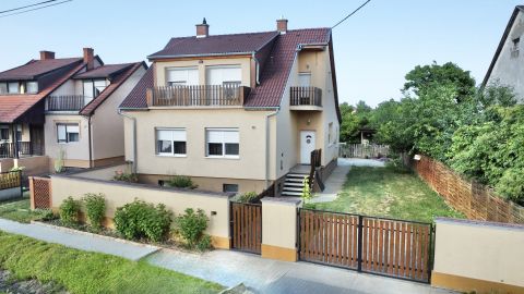 Eladó Ház 7133 Fadd , Felújított állapot, központi lokáció