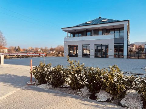 Eladó Üzlethelyiség 2089 Telki Központi részen