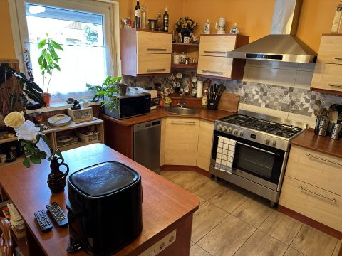 Eladó Ház 6000 Kecskemét Eladó Kecskemét Petõfivárosban két generációs családi ház