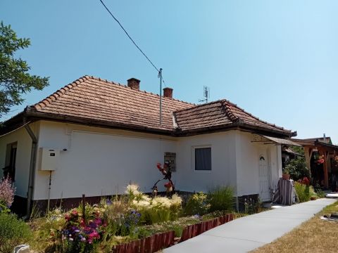 Eladó Ház 2254 Szentmártonkáta , Szentmártonkátán vasútállomás közelében 2 szobás ház eladó