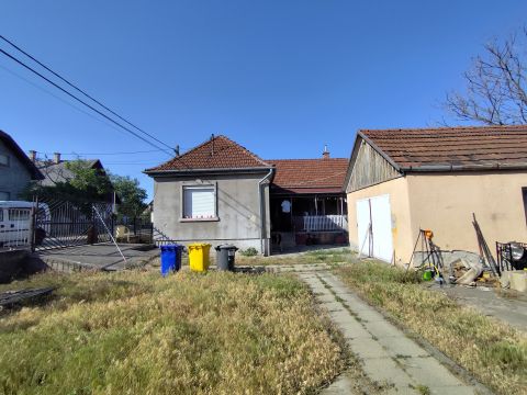 Eladó Ház 2330 Dunaharaszti , Dunaharasztin házrész eladó.Kiadásra is alkalmas.